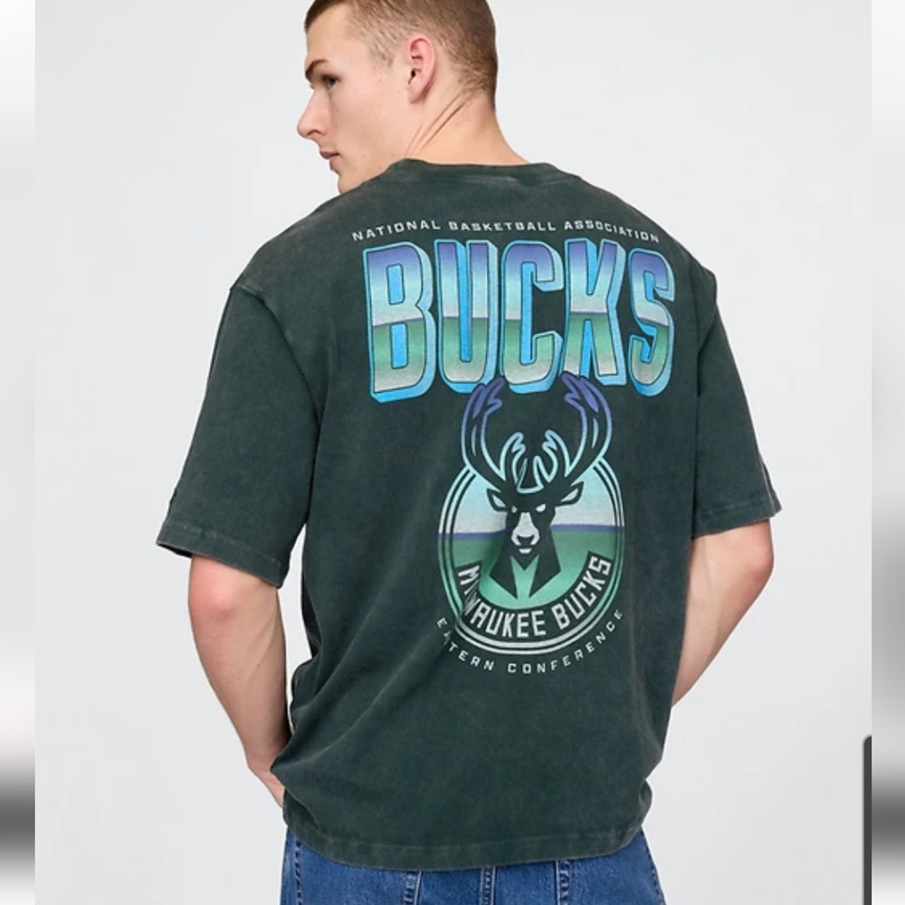 GAP Men's Milwaukee Bucks Graphic NBA oversized Tshirt  Size Large
